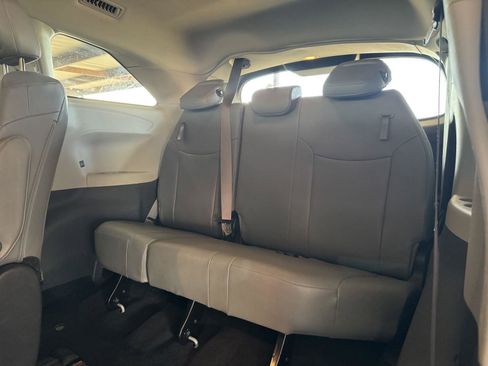 Used 2024 Toyota Sienna XLE FWD image 31