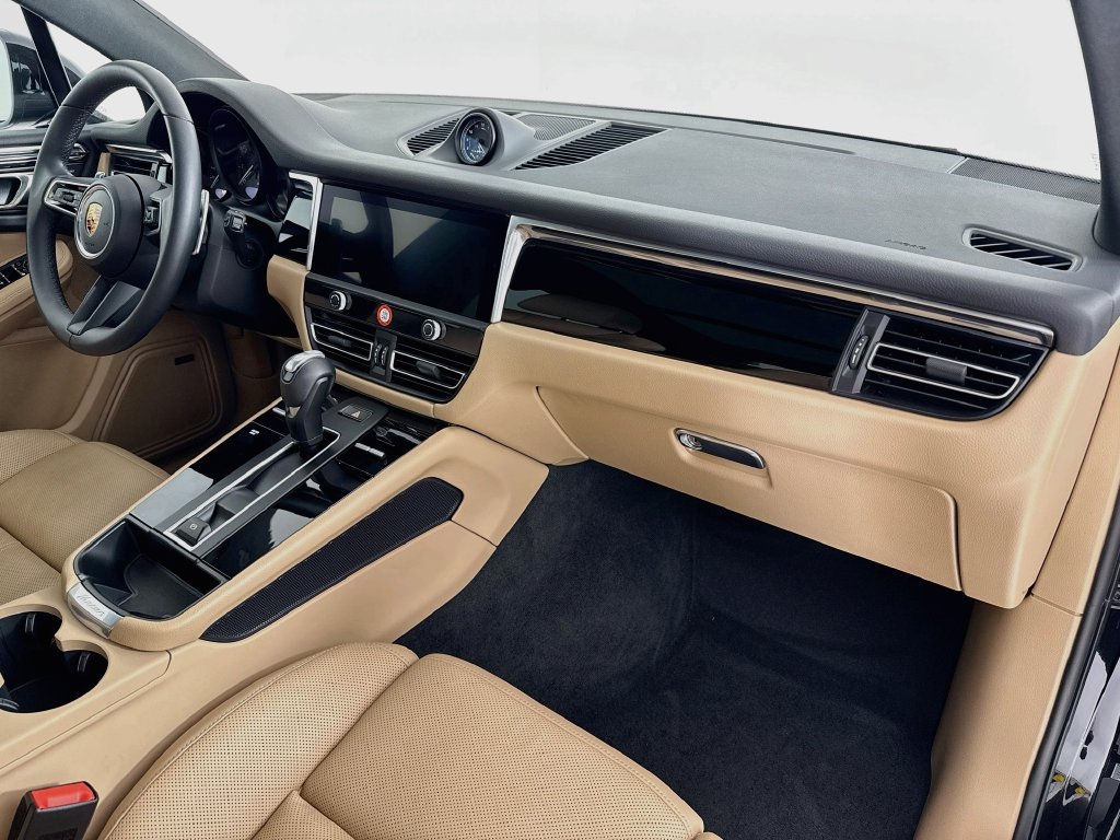 Certified 2026 Porsche Macan AWD/4WD image 31