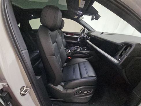 Used 2025 Porsche Cayenne S AWD/4WD image 8