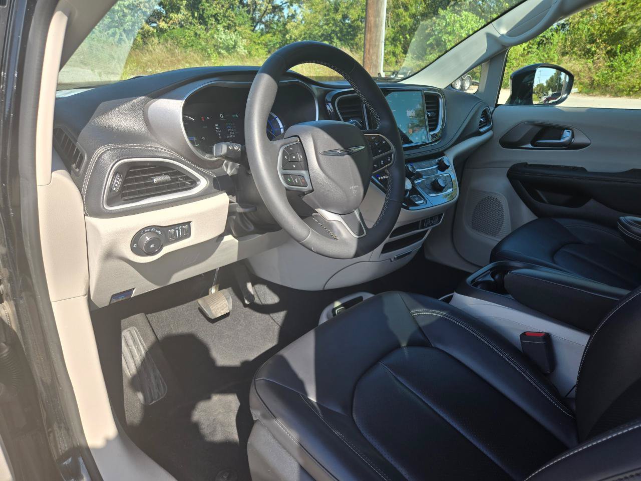 Used 2024 Chrysler Pacifica Limited FWD image 19