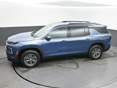 Used 2025 Chevrolet Traverse LT image 35