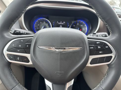 Used 2023 Chrysler Voyager LX image 15