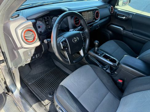 Used 2022 Toyota Tacoma TRD Off-Road image 13