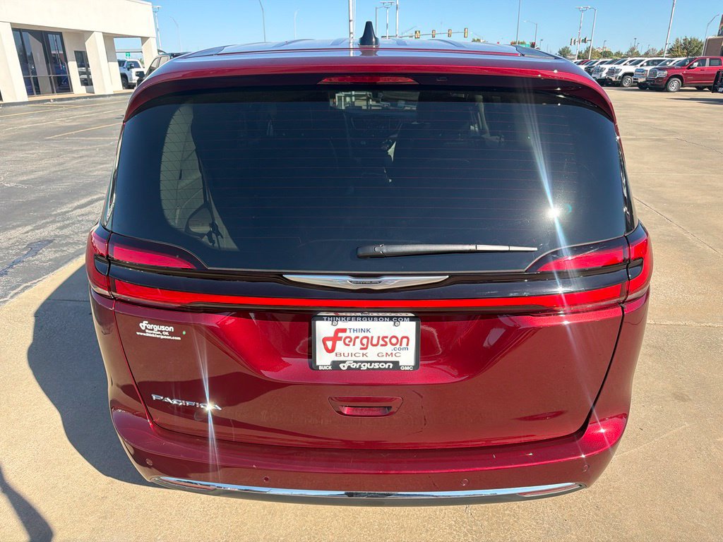 Used 2023 Chrysler Pacifica Touring-L FWD image 11