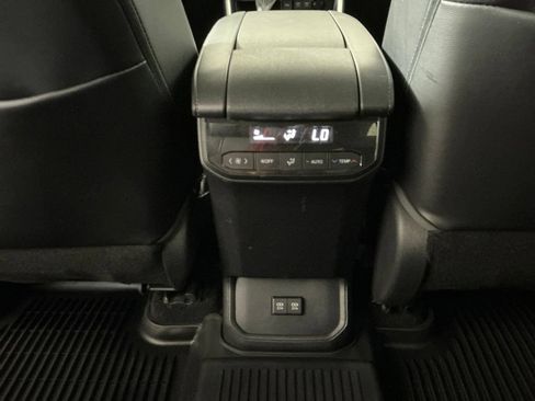 Used 2021 Toyota Highlander XLE AWD/4WD image 25