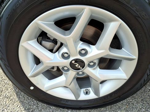 Used 2025 Kia Soul LX w/ LX Technology Package FWD image 11