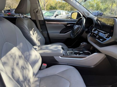 Used 2021 Toyota Highlander Limited image 10