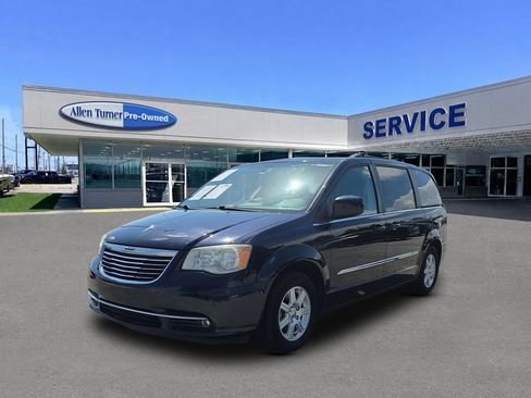 Used 2011 Chrysler Town & Country Touring FWD image 4