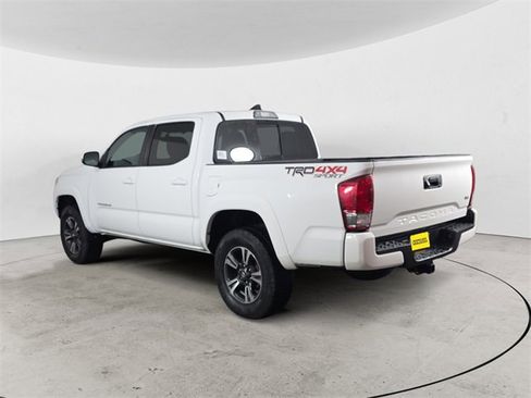 Used 2017 Toyota Tacoma TRD Sport image 3