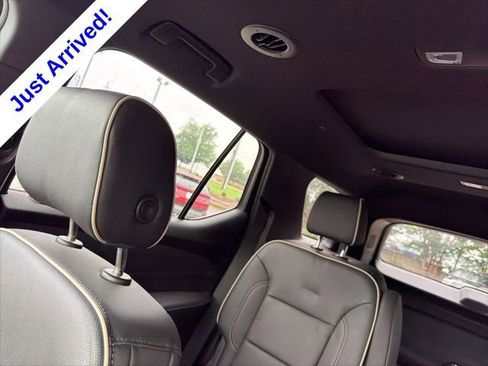Used 2023 Chevrolet Traverse Premier FWD image 17