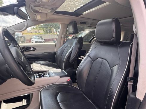 Used 2022 Chrysler Pacifica Limited FWD image 9