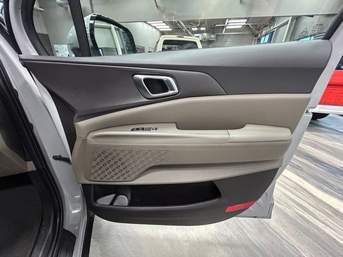 Used 2025 Kia Carnival EX FWD image 42