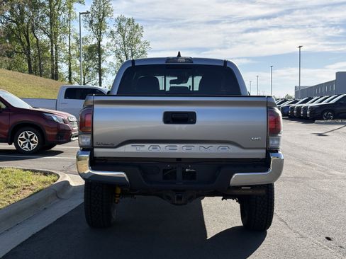 Used 2022 Toyota Tacoma TRD Off-Road AWD/4WD image 10