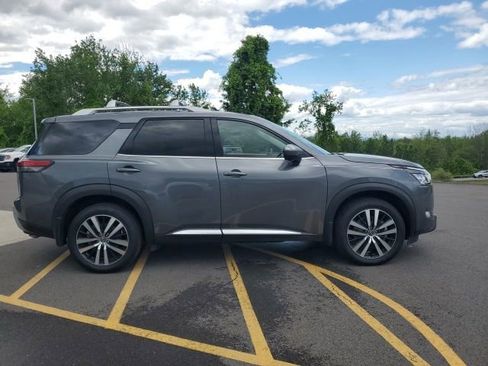 Certified 2025 Nissan Pathfinder Platinum w/ Cargo Package AWD/4WD image 8