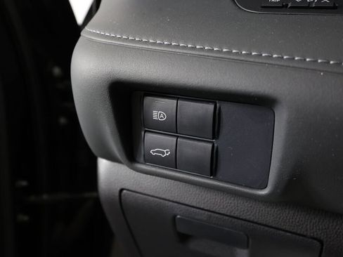 Used 2021 Toyota Highlander XLE AWD/4WD image 32