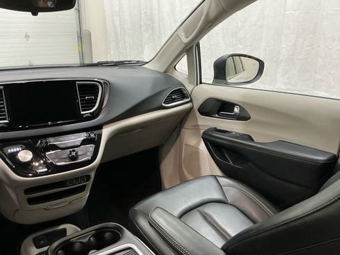 Used 2023 Chrysler Pacifica Touring-L image 26