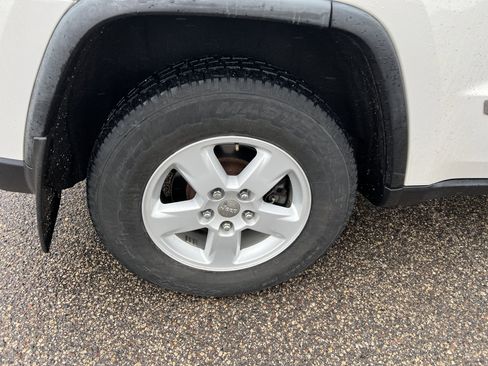 Used 2011 Jeep Grand Cherokee Laredo w/ Trailer Tow Group image 10