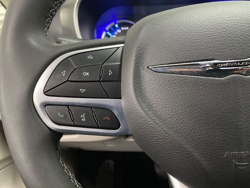 Used 2024 Chrysler Pacifica Select image 21