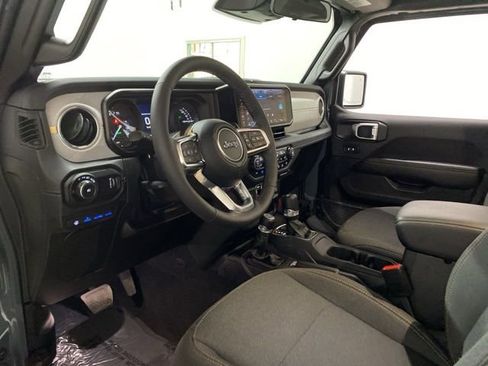 Used 2025 Jeep Wrangler Unlimited Sahara w/ Safety Group AWD/4WD image 17