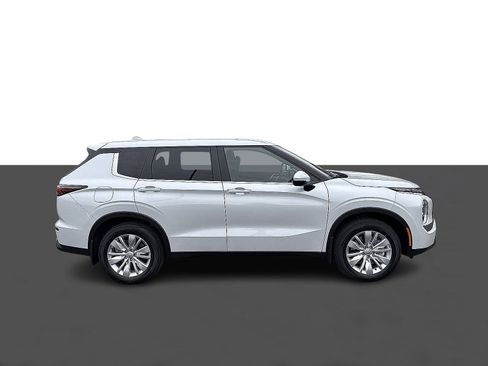 New 2025 Mitsubishi Outlander ES image 3