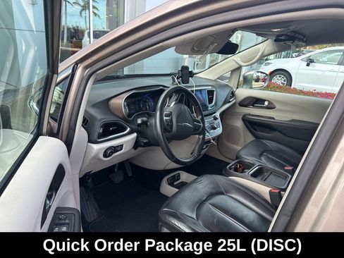 Used 2017 Chrysler Pacifica Touring-L w/ Tire & Wheel Group image 3