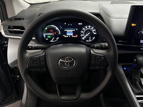 Used 2025 Toyota Sienna LE image 25