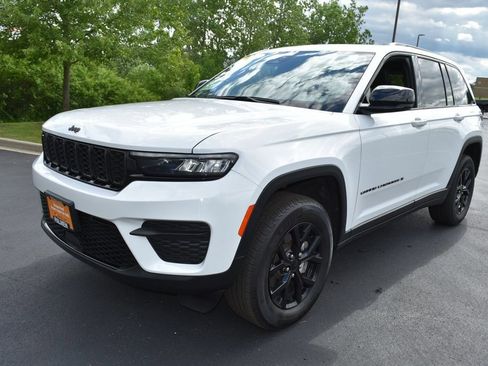 Certified 2024 Jeep Grand Cherokee Altitude AWD/4WD image 10