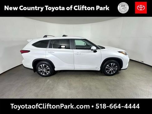 Used 2023 Toyota Highlander XLE image 2