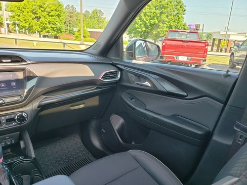 Used 2022 Chevrolet TrailBlazer RS w/ Sun and Liftgate Package FWD image 33