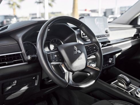 Used 2023 Mitsubishi Outlander SE image 21