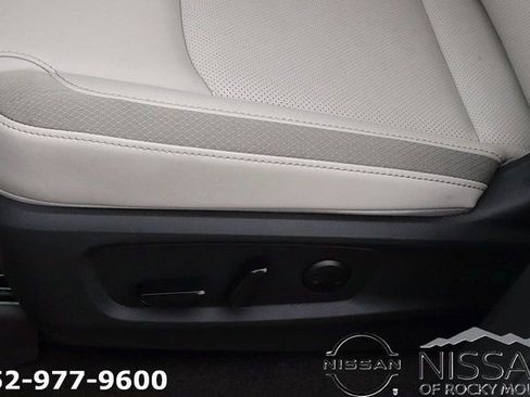 New 2026 Nissan Pathfinder SL w/ SL Premium Package AWD/4WD image 18