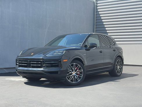 Certified 2025 Porsche Cayenne S AWD/4WD image 1
