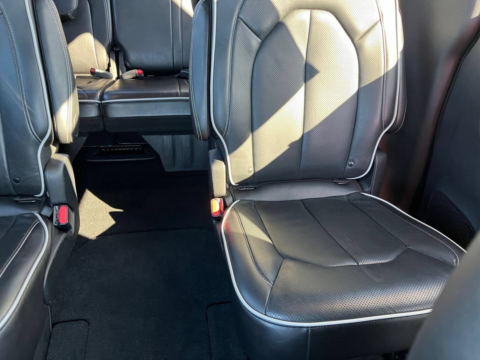 Used 2025 Chrysler Pacifica Limited FWD image 41