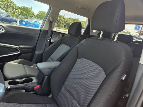 Used 2025 Kia Soul LX w/ LX Technology Package FWD image 11