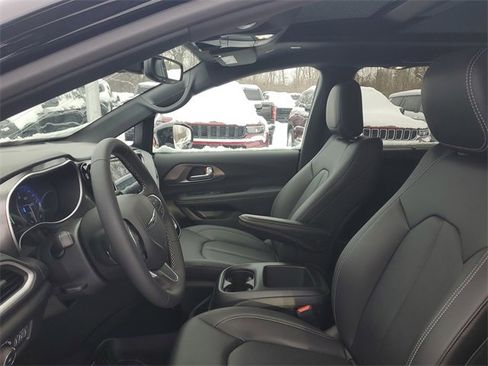 New 2026 Chrysler Pacifica Select image 17