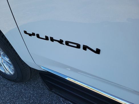 Used 2023 GMC Yukon SLT w/ SLT Premium Package image 11