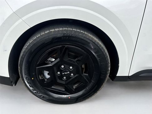 Used 2025 Kia Carnival FWD image 36