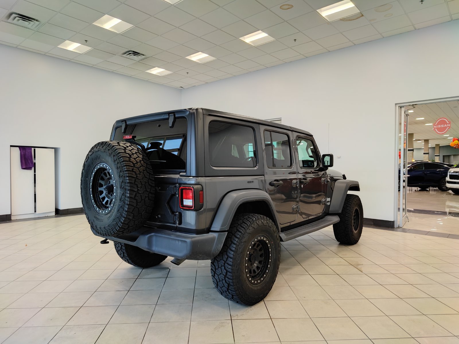 Used 2018 Jeep Wrangler Unlimited Sport S AWD/4WD image 3