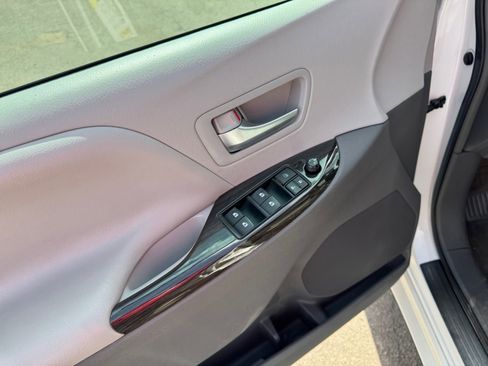 Used 2017 Toyota Sienna XLE Premium image 11