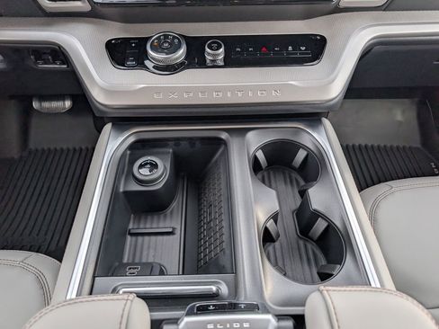 New 2025 Ford Expedition Active image 16