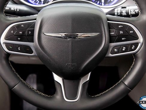 Used 2023 Chrysler Pacifica Touring-L image 23