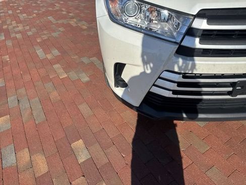 Used 2018 Toyota Highlander LE FWD image 20