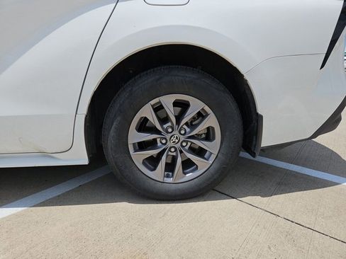 Certified 2025 Toyota Sienna LE FWD image 23