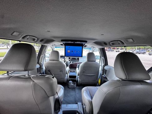 Used 2011 Toyota Sienna XLE FWD image 29