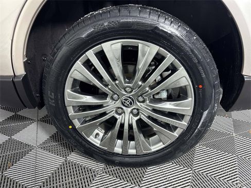 Used 2022 Toyota Venza XLE image 28