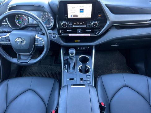 Certified 2025 Toyota Highlander XLE image 15