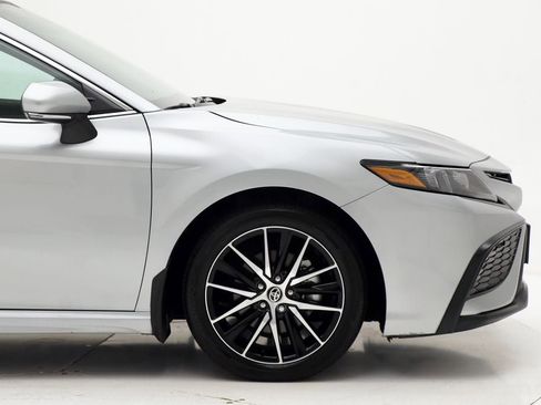 Used 2024 Toyota Camry SE image 3