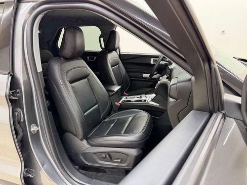 Used 2022 Ford Explorer XLT w/ Equipment Group 202A AWD/4WD image 12