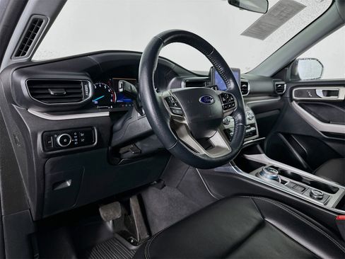 Used 2023 Ford Explorer XLT w/ Equipment Group 202A image 9