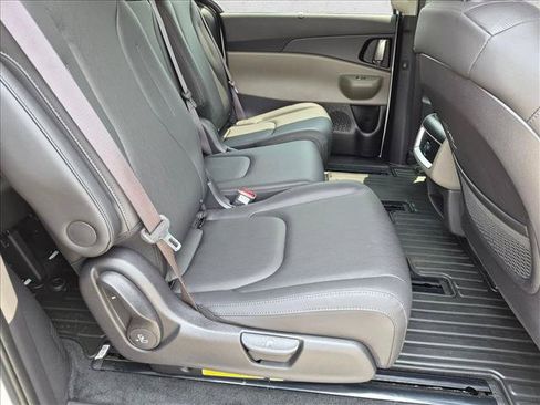 Used 2025 Kia Carnival EX FWD image 20